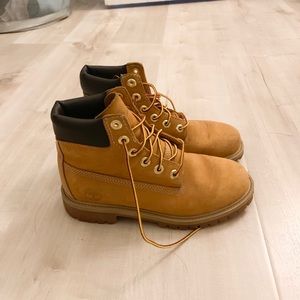 Timberlands size 4.5 boys (7 women’s)